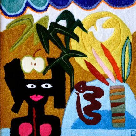 Ella Come Manzanas Bajo la Sombrilla (She eats apples under the umbrella)